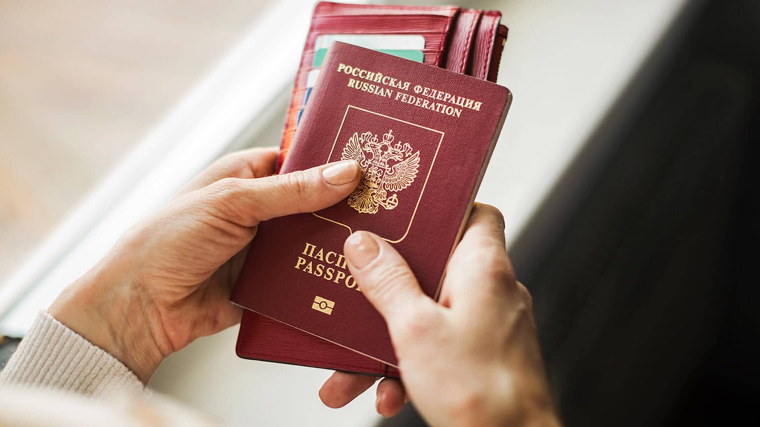 Консульский учет граждан России за границей: чего ожидать от нового закона