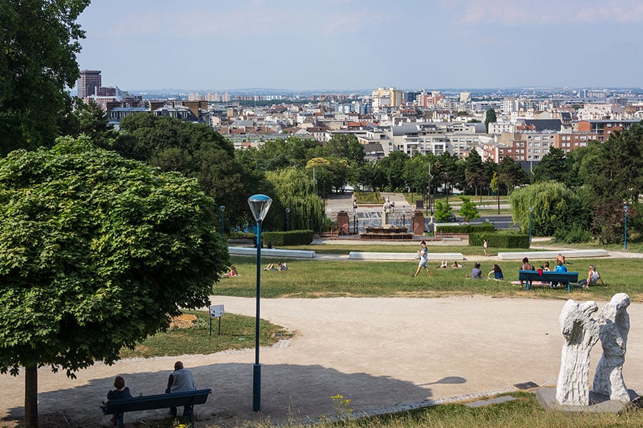 Парк Бют-дю-Шапо-Руж в Париже — место, рядом с которым клиентка Паспортивити арендовала недвижимость для получения визы Visiteur во Францию