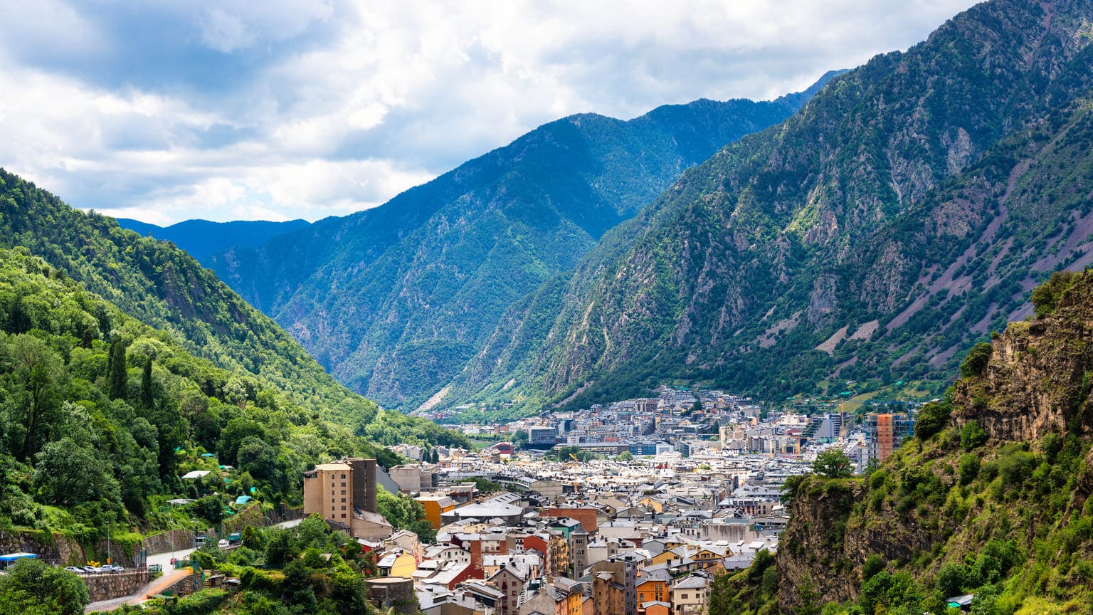 ВНЖ в Андорре за инвестиции: как получить и продлить статус по правилам 2024 года