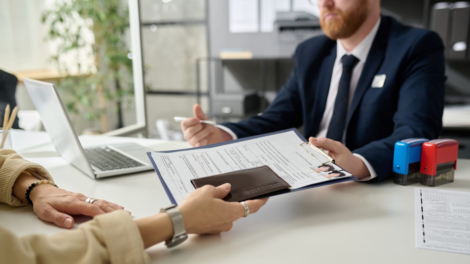 Как отказаться от гражданства РФ: порядок, список документов, сроки