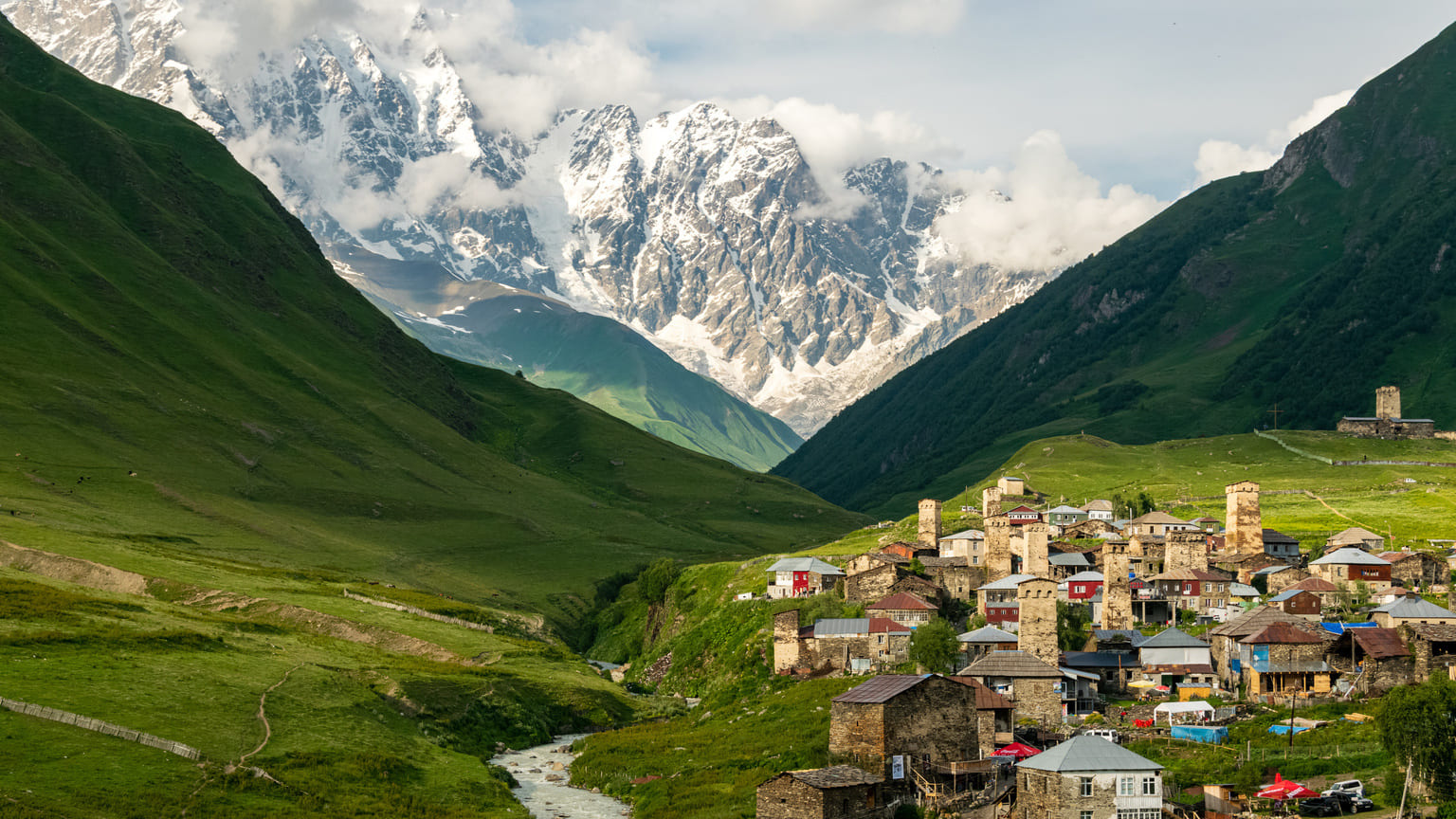 Загранпаспорта достаточно: 5 стран, куда россиянам поехать без визы этим летом
