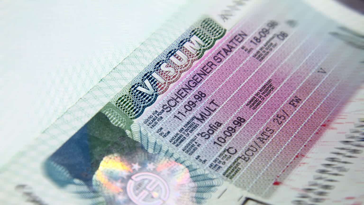 Евросоюз ограничил многократные визы для россиян: есть ли альтернативы?